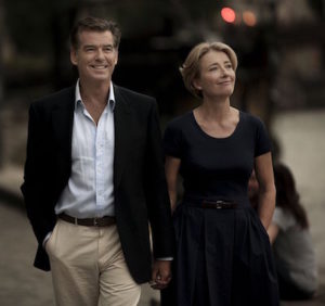 Pierce Brosnan e Emma Thompson nel film Colpo d'amore
