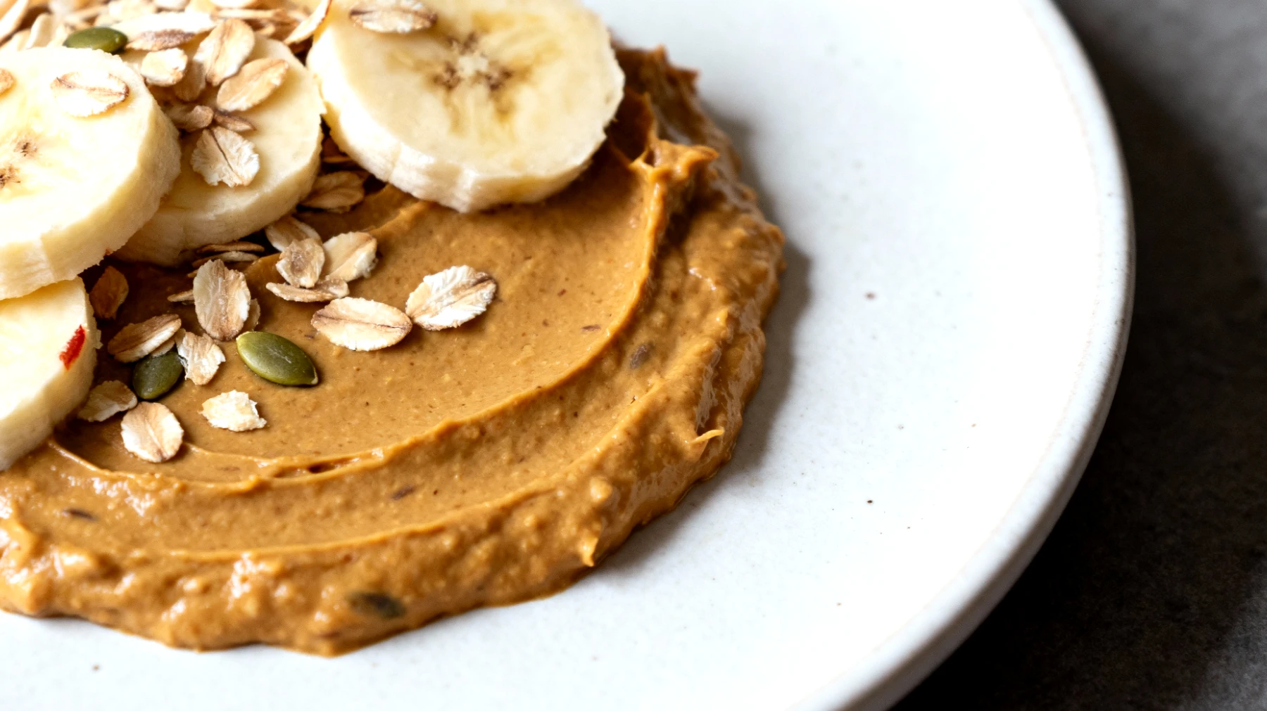 Burro di semi di zucca con banana e fiocchi di avena"